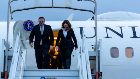Майк Помпейо със съпругата си Сюзан слиза от самолета в Париж