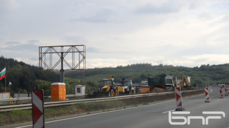 Строително ремонтни дейности на автомагистрала Струма предизвикаха огромно задръстване в района