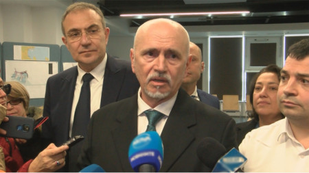 Nikolay Sabev (c.), ministro de Transportes de Bulgaria