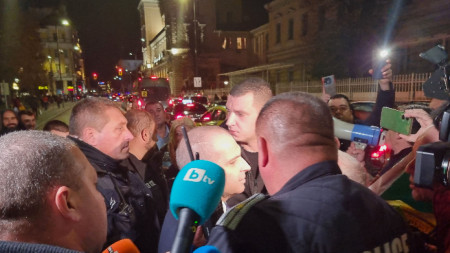 Протестиращи срещу разширяването на синя и зелена зона в София спряха за кратко движението на кръстовището до Военния клуб. В блокираните коли се оказа вицепремиерът Гроздан Караджов, който се наложи да слезе и да продължи пеша за следващата си среща, придружаван от охрана. 