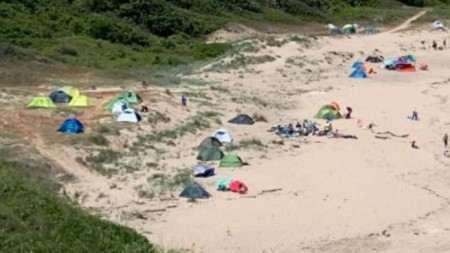 Туристи разпънаха палатки на плаж 