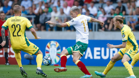 Мартин Минчев преодолява двама от футболистите на Литва