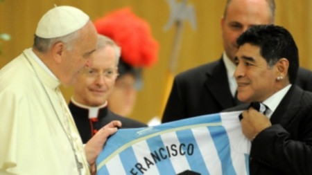 Диего Марадона подари екип на Аржентина на папа Франциск при срещата им във Ватикана преди години