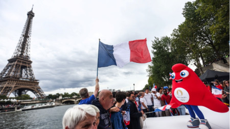 Спортистите ще дефилират на лодки по Сена.