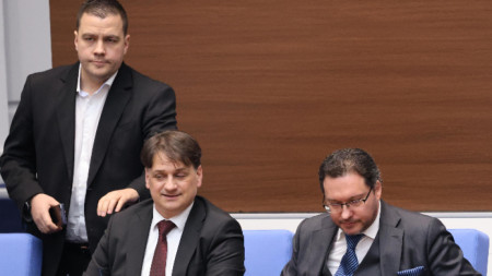 Станислав Балабанов (вляво) и министрите Мариан Бачев (в средата) и Даниел Митов (вдясно) в НС, архив.