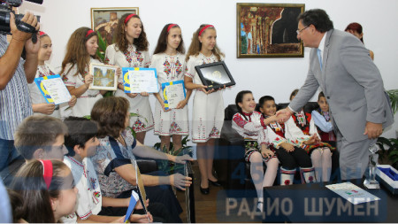 Кметът на Шумен Любомир Христов поздрави хор “Бодра песен” и ансамбъл “Веселяче” за последните им международни успехи.