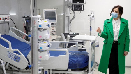Премиерът на автономната област Мадрид Исабел Диас Аюсо посещава новата болница по време на откриването - Мадрид, 1 декември 2020 г.