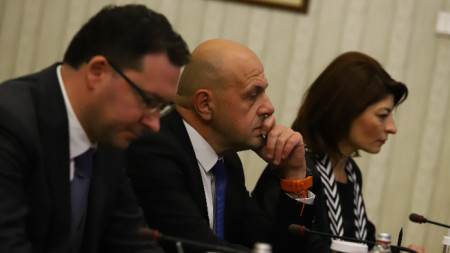 Даниел Митов, Томислав Дончев и Десислава Атанасова от ГЕРБ по време на консултациите при президента -  26 октомври 2022 г.