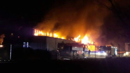 Пожарът е обхванал целия цех за месо, който се намира край пловдивското село Войводиново.