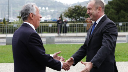 Румен Радев и Марсело Ребело де Соуза при посрещането на българския президент в Лисабон.