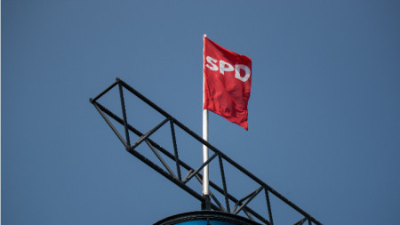 Партийният флаг се вее над централата на Германската социалдемократическа партия в Берлин.