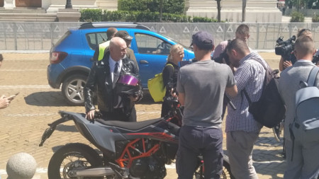 Транспортният министър Николай Събев дойде с мотор пред събралите се пред парламента мотористи, за да получи исканията им
