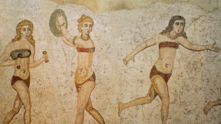 Момичета по бански, мозайка от Сицилия