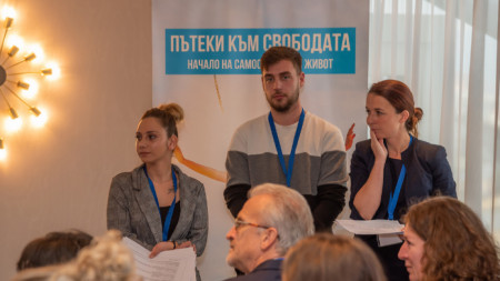19-годишните Ивана Фердинандова и Георги Стефанов заедно с Мария Брестничка на конференция по проекта „Пътеки към свободата“ 