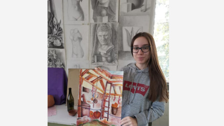 Йоана Димчева с картината си, спечелила трето място в Националния конкурс за детска рисунка, Кърджали 2020