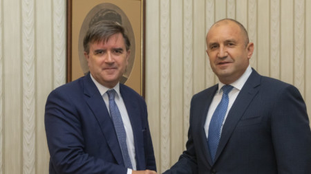 Посланик Джим О'Брайън (вляво) и президентът на България Румен Радев