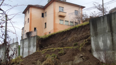 Срутилата се стена в центъра на кюстендилското с. Пороминово и сградата на кметството, която беше евакуирана