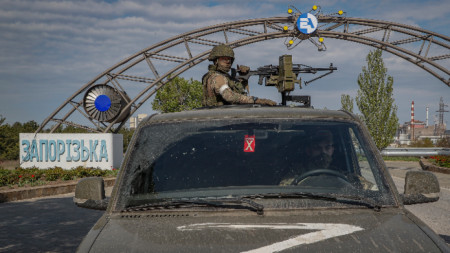 Руски войник на пост пред Запорожката АЕЦ - снимка от 4 май 2022