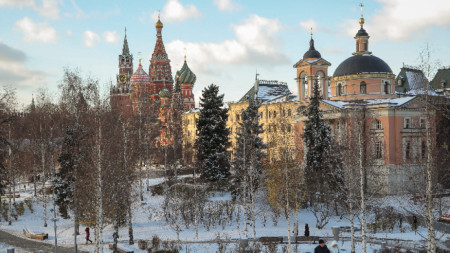 Кремъл и катедралата Василий Блажени след снеговалеж в центъра на Москва, 16 ноември 2022 г.
