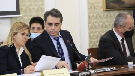 Министърът на финансите Асен Василев на съвместното заседание на бюджетната, здравната и социалната комисии в парламента.