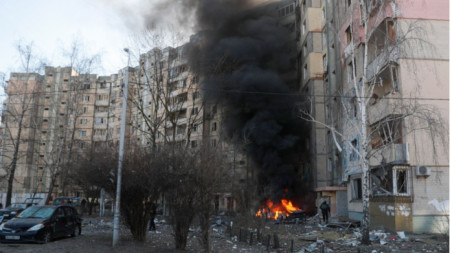 Руски ракетен удар по жилищен блок в Киев