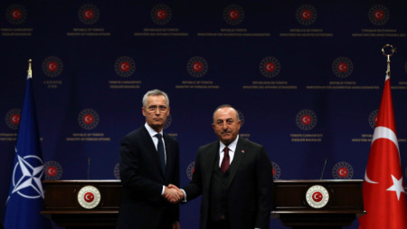 Генералният секретар на НАТО Йенс Столтенберг (вляво) и турският министър на външните работи Мевлют Чавушоглу - Анкара, 16 февруари 2023