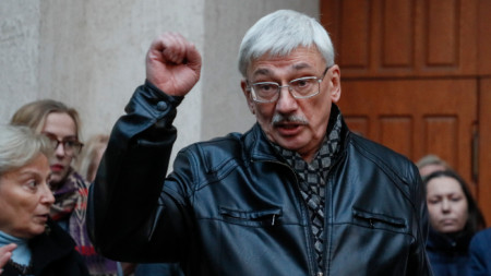 Руският дисидент Олег Орлов демонстрира бодър дух в съдебната зала.