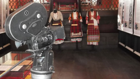 Камерата на Димо Коларов, с която големият български оператор e заснел сериала „Капитан Петко Войвода“, както и оригинален реквизит от филма