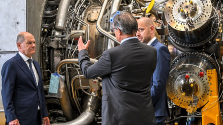 Олаф Шол (вляво) разглежда газовата турбина на Simens след пристигането ѝ от ремонта в Канада 