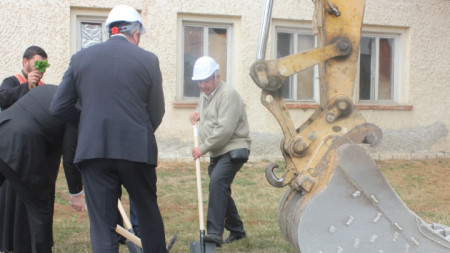 Началото на строителството на ВиК проекта в плевенското село Ясен.
