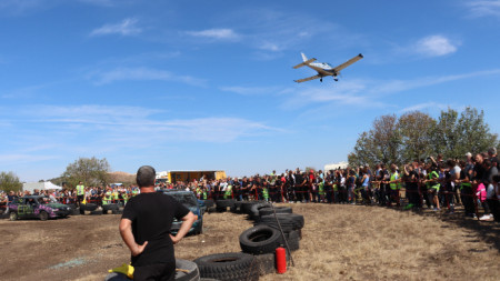 Хиляди наблюдаваха авиошуото на пистата на бившето летище Узунджово