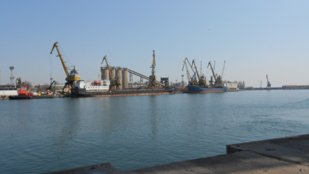 Опасни химикали са складирани на Пристанище Бургас в близост до