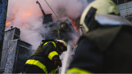 Украински пожарникари гасят огъня след руските ракетни удари по електроцентрала в Киев, 18 октомври 2022 г.