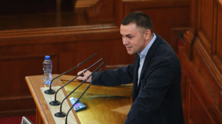 Депутатът Христо Петров, по-известен с творческия си псевдоним Ицо Хазарта, говори от трибуната на парламента