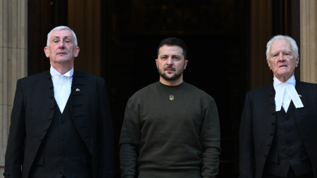 Володимир Зеленски (в центъра) с Линдзи Хойл (вляво), председател на Камарата на общините, и Джон Макфол (вдясно), лорд-председател на Камарата на лордовете в Уестминстър Хол, Лондон, 8 февруари 2023 г.