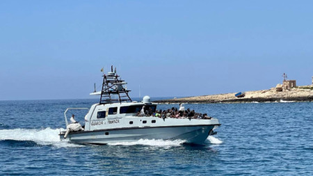 Кораб на италианските власти транспортира мигранти от Лампедуза, архив, 15 юли 2023 г.