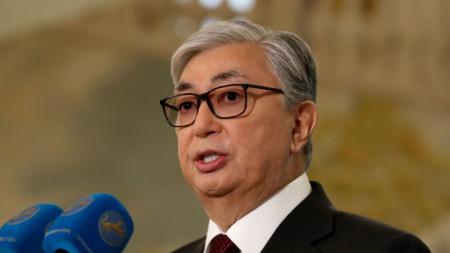 Президентът на Казахстан се опитва да успокои редки протести в