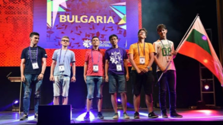 Българският отбор на откриването на Международната олимпиада по математика в Бат, Великобритания.