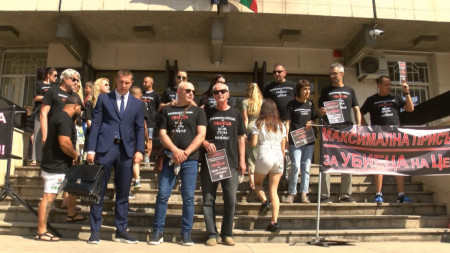Близки и приятели на загиналите протестираха пред съдебната палата във Велико Търново.