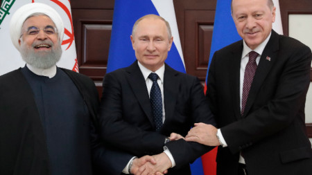 Владимир Путин (в средата) Реджеп Ердоган и Хасан Рохани на пресконференцията след срещата им в Сочи.