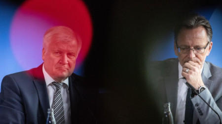 Вътрешният министър Хорст Зеефофер и шефа на федералната криминална полиция Холгер Мюнх на пресконференция в Берлин за убийството на видния политик в Касел..