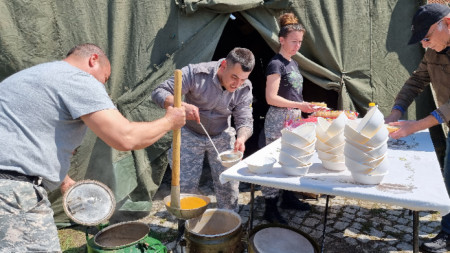Приготвяне на войнишка боб чорба в полева кухня.