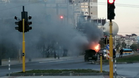 Кола се запали и изгоря на ъгъла на ул Тодор