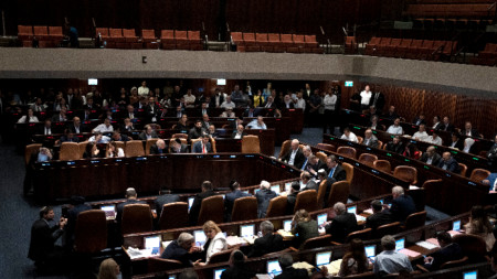 Израелският премиер Бенямин Нетаняху (на масата в средата отдясно) и депутатите от Кнесета по време на парламентарно заседание, архив.