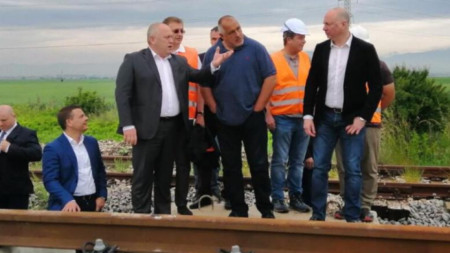 Борисов инспектира полагането на нов железен път по отсечката София - Елин Пелин