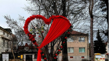 Арката на влюбените в Момчилград