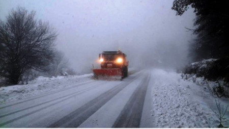 860 снегопочистващи машини обработват пътищата в районите със снеговалеж съобщават