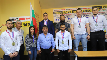 Българските медалисти от европейското и старши треньорът Иван Иванов.