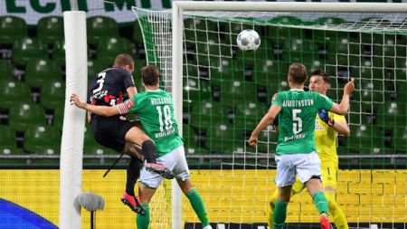 Щефан Илзанкер бележи третия гол за Айнтрахт в Бремен.