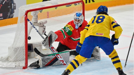 Шведът Еверберг вкарва за 3:1 във вратата на унгареца Хорват.